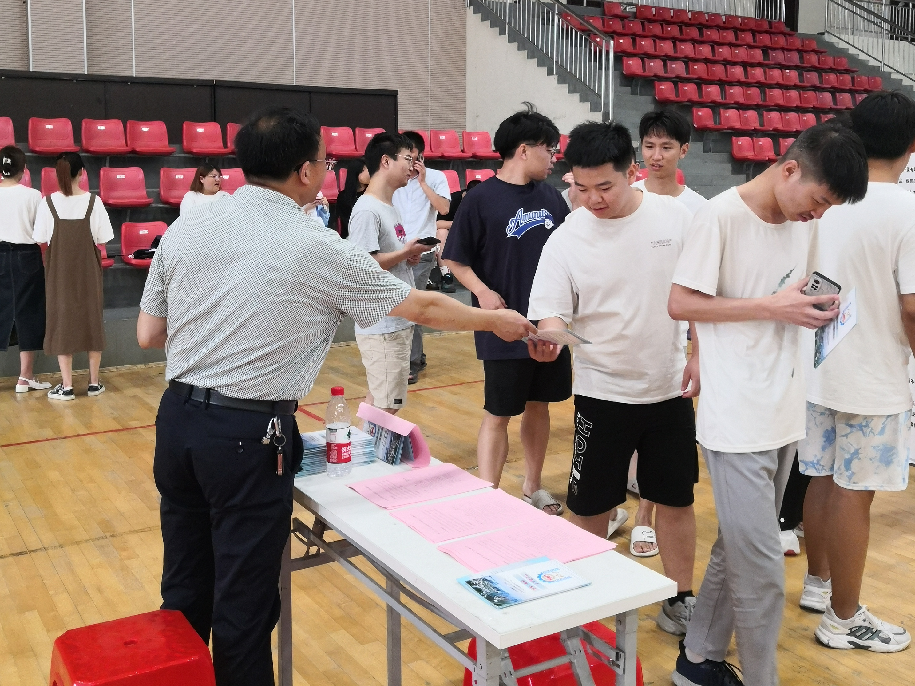 县就业局：积极开展校园招聘活动