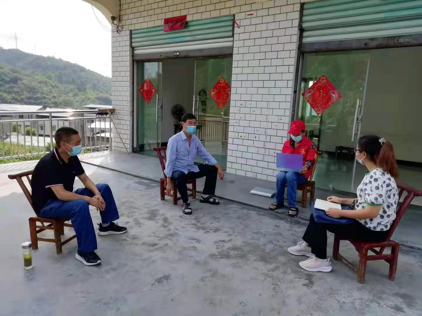 擂鼓鎮(zhèn)財(cái)政所入戶走訪察民情