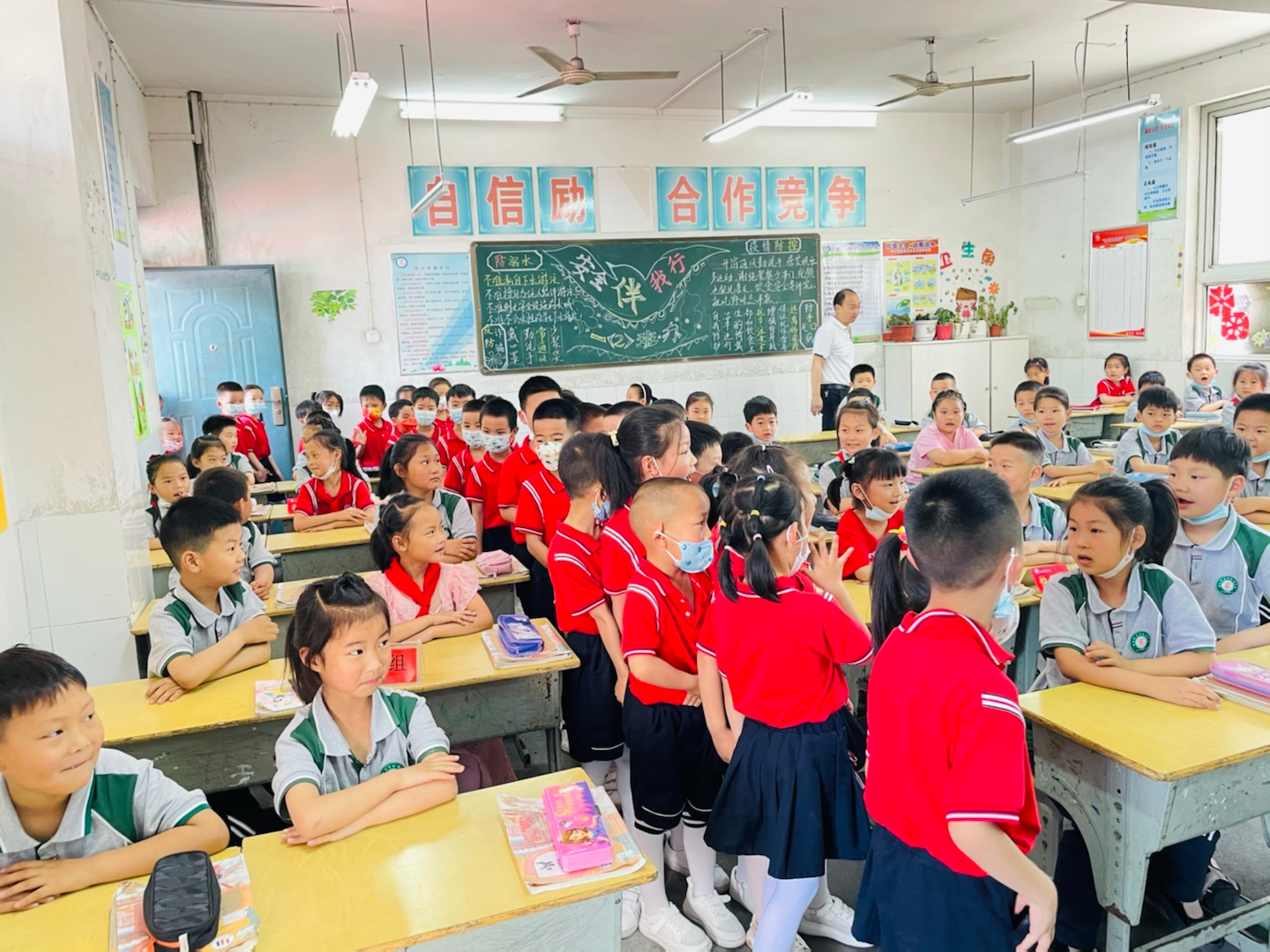 县实验幼儿园组织幼儿参观实验小学