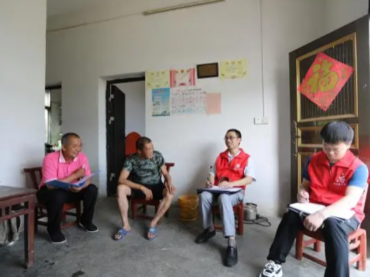 县绿松石产业服务中心开展下基层察民情解民忧暖民心实践活动