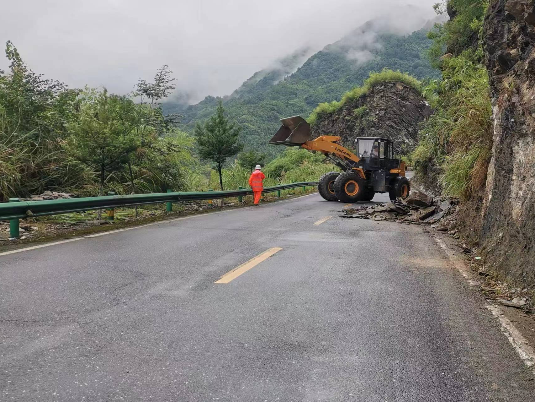 县交通运输局多措并举 保障公路安全畅通