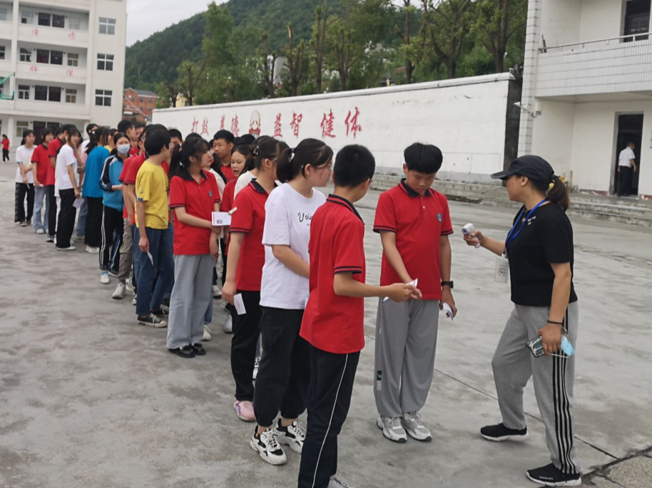 潘口乡325名考生今日参加中考