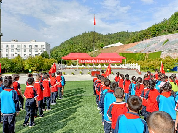 擂鼓中心学校：交通安全记心间  预防溺水保平安