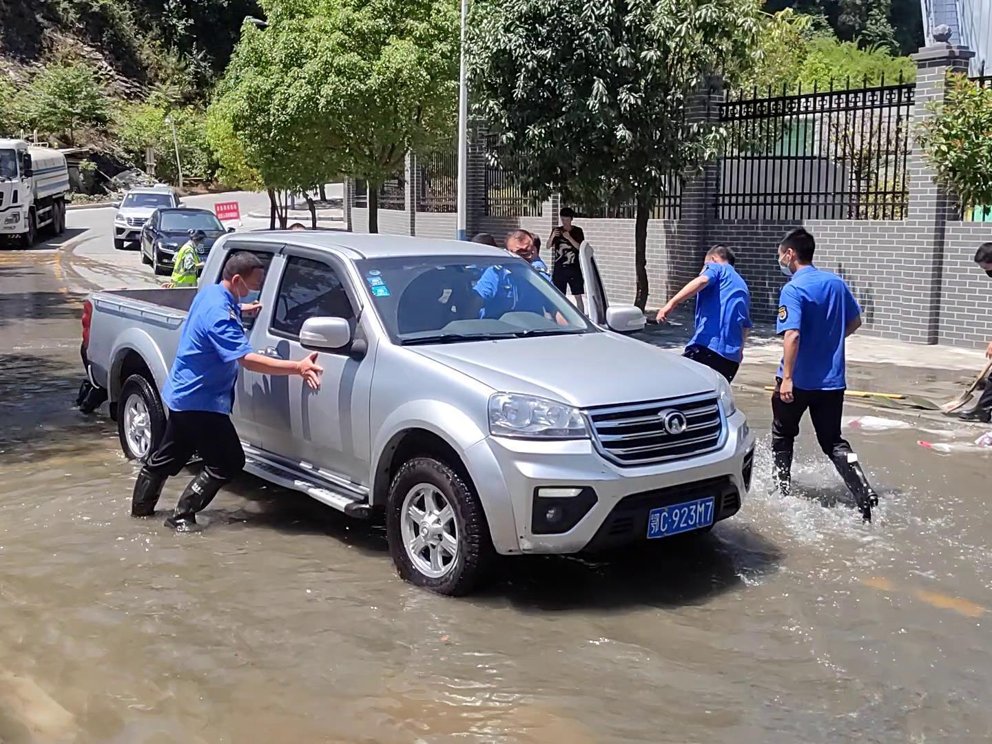 县城管执法局组织开展预防城市内涝应急演练