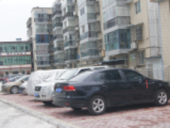 我县出台公立医院停车场收费标准停车24小时，收费不超10元