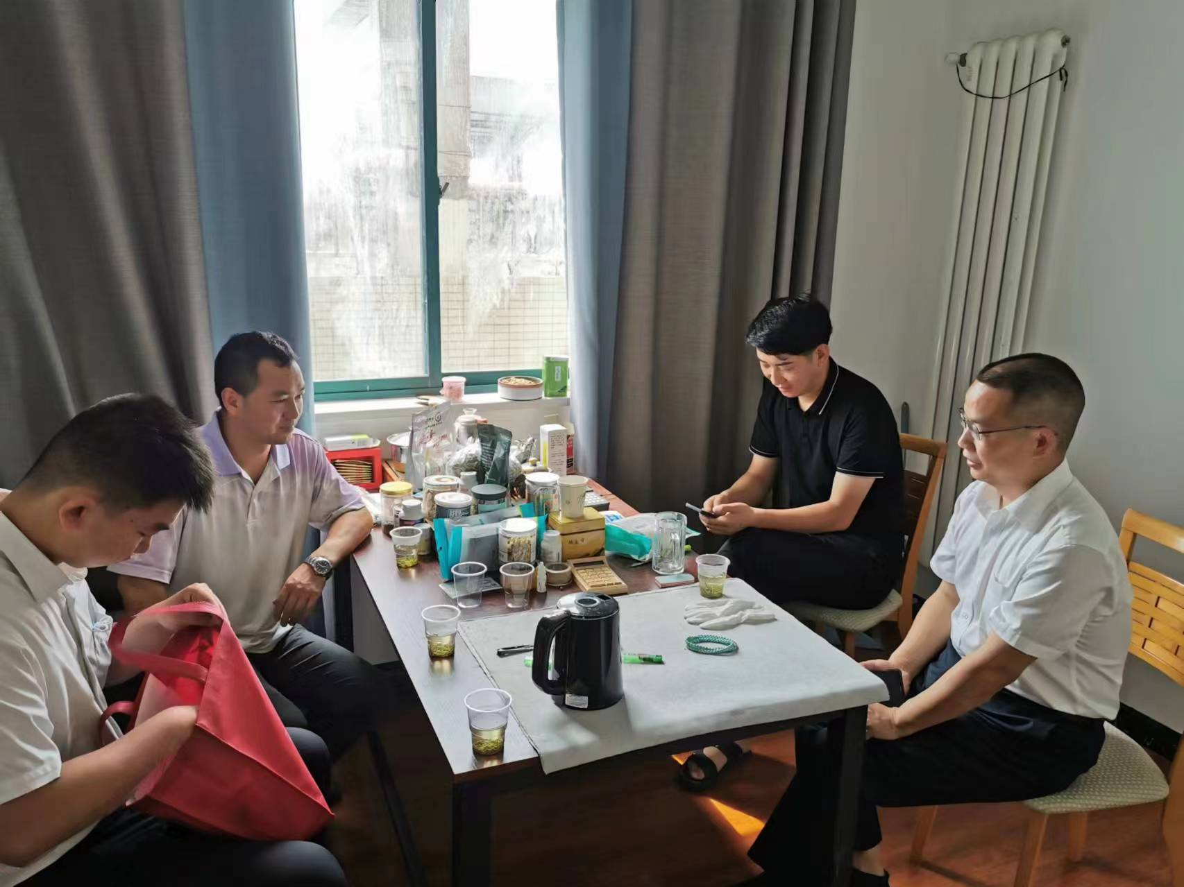 县绿松石产业服务中心：优化营商环境促发展