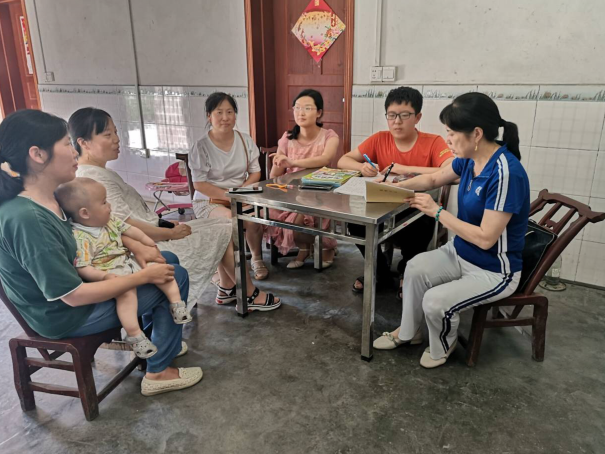 潘口乡中心学校：暑假家访忙