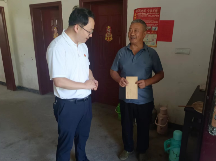 官渡镇：七一慰问老党员 组织关怀暖人心