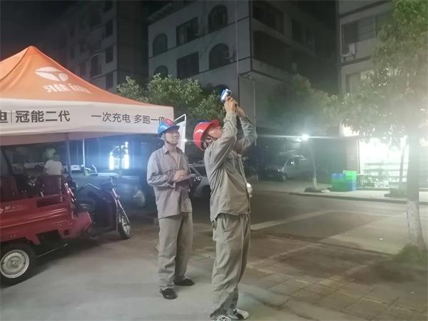 县供电公司贴心服务小镇夜市经济