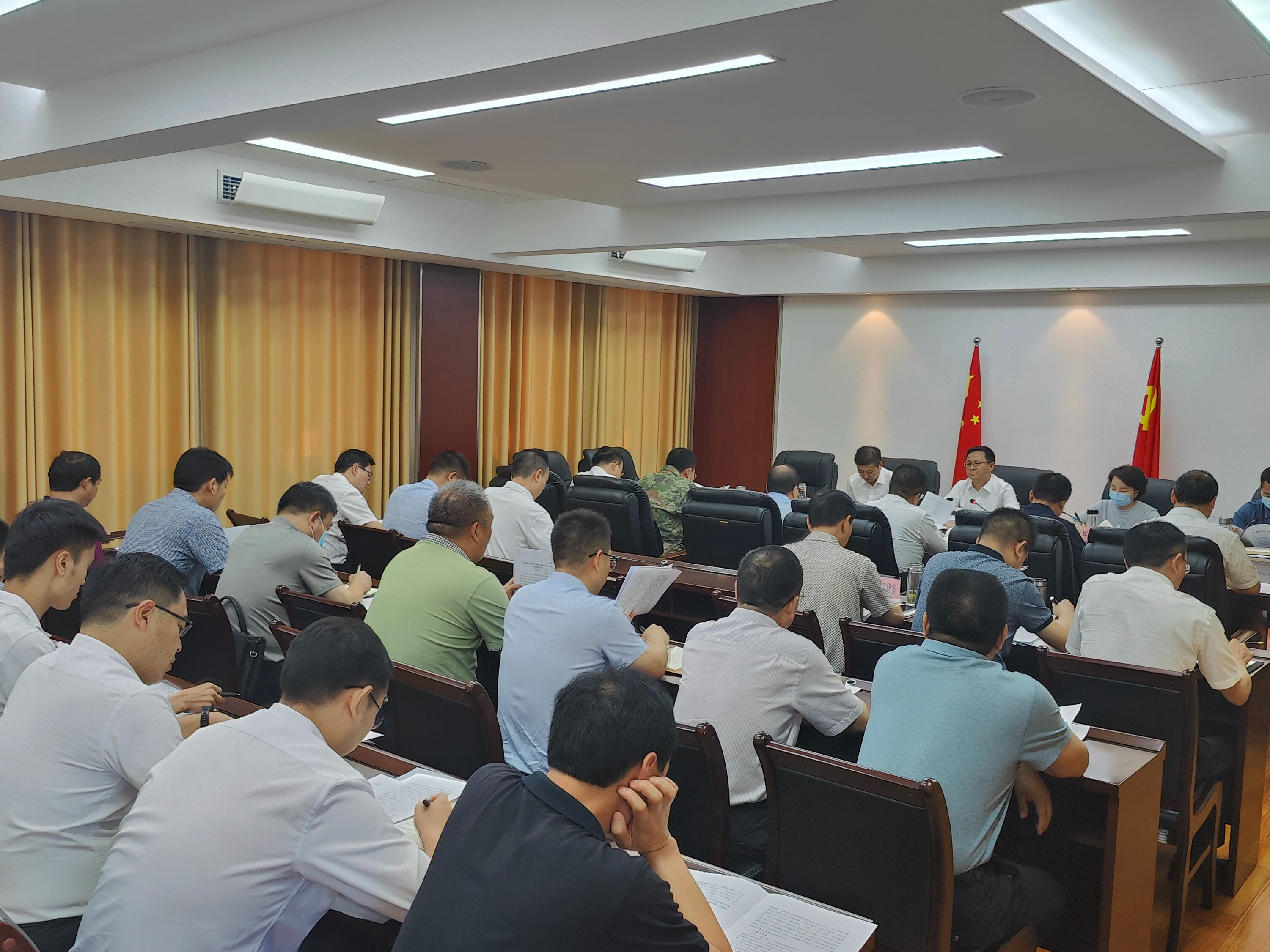 陈建平主持召开县委常委会会议