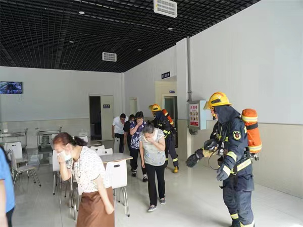 县消防救援大队联合县中医院开展燃气泄漏实战演练