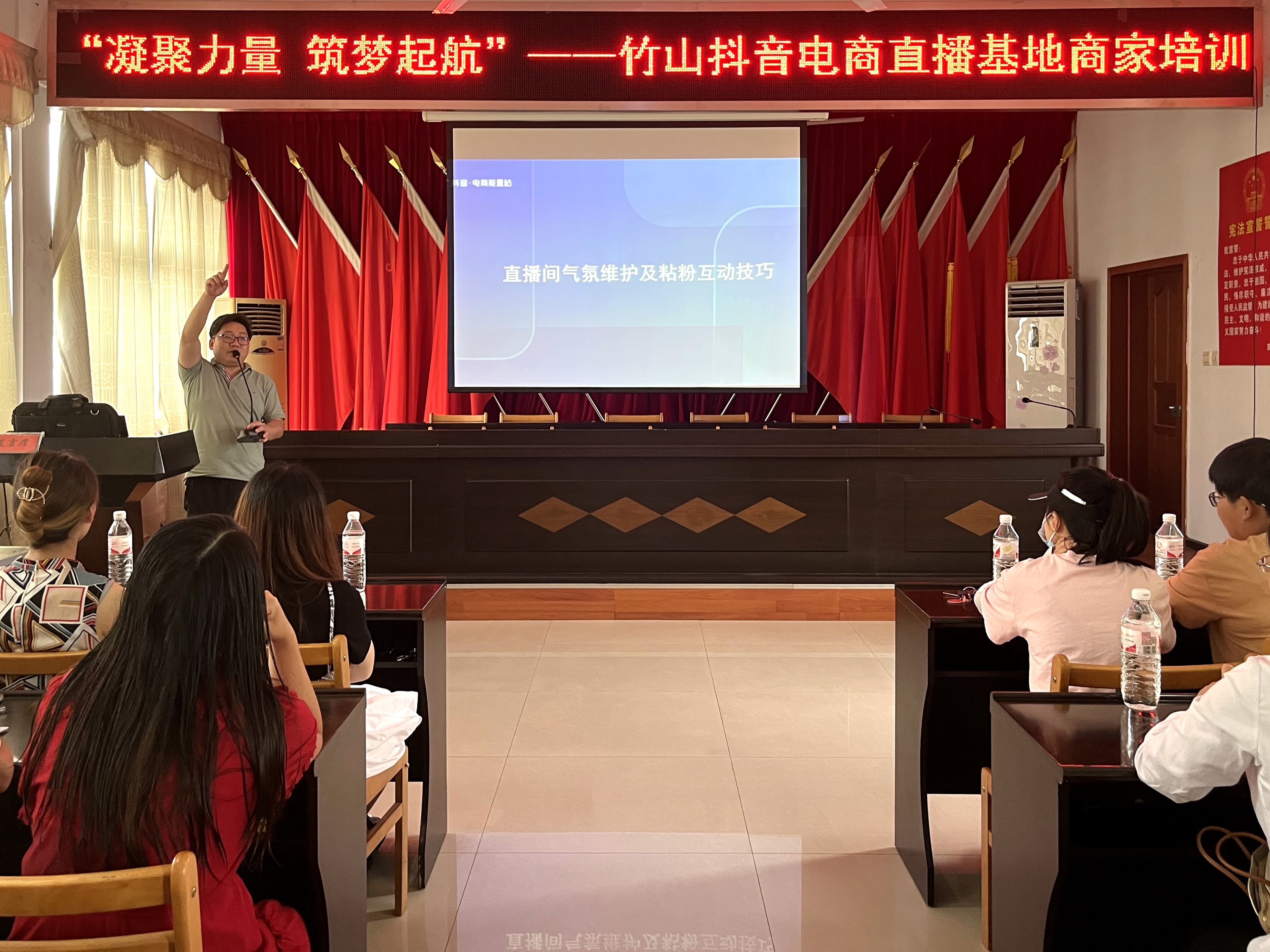 县绿松石产业中心：培训电商人才助力产业发展