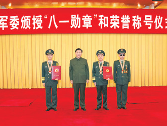 习近平向“八一勋章”获得者颁授勋章和证书