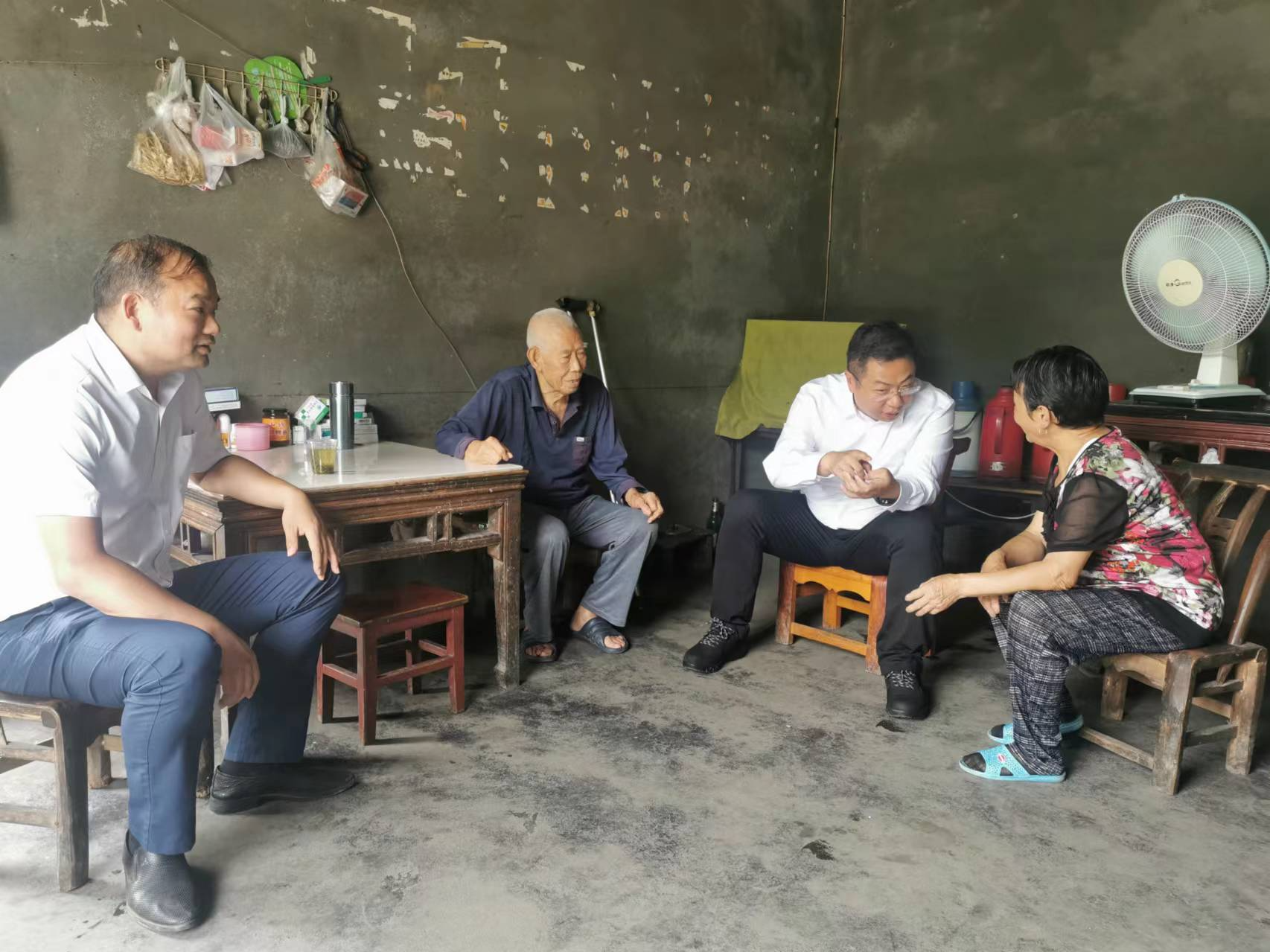 县领导赴上庸镇开展“七一”走访慰问