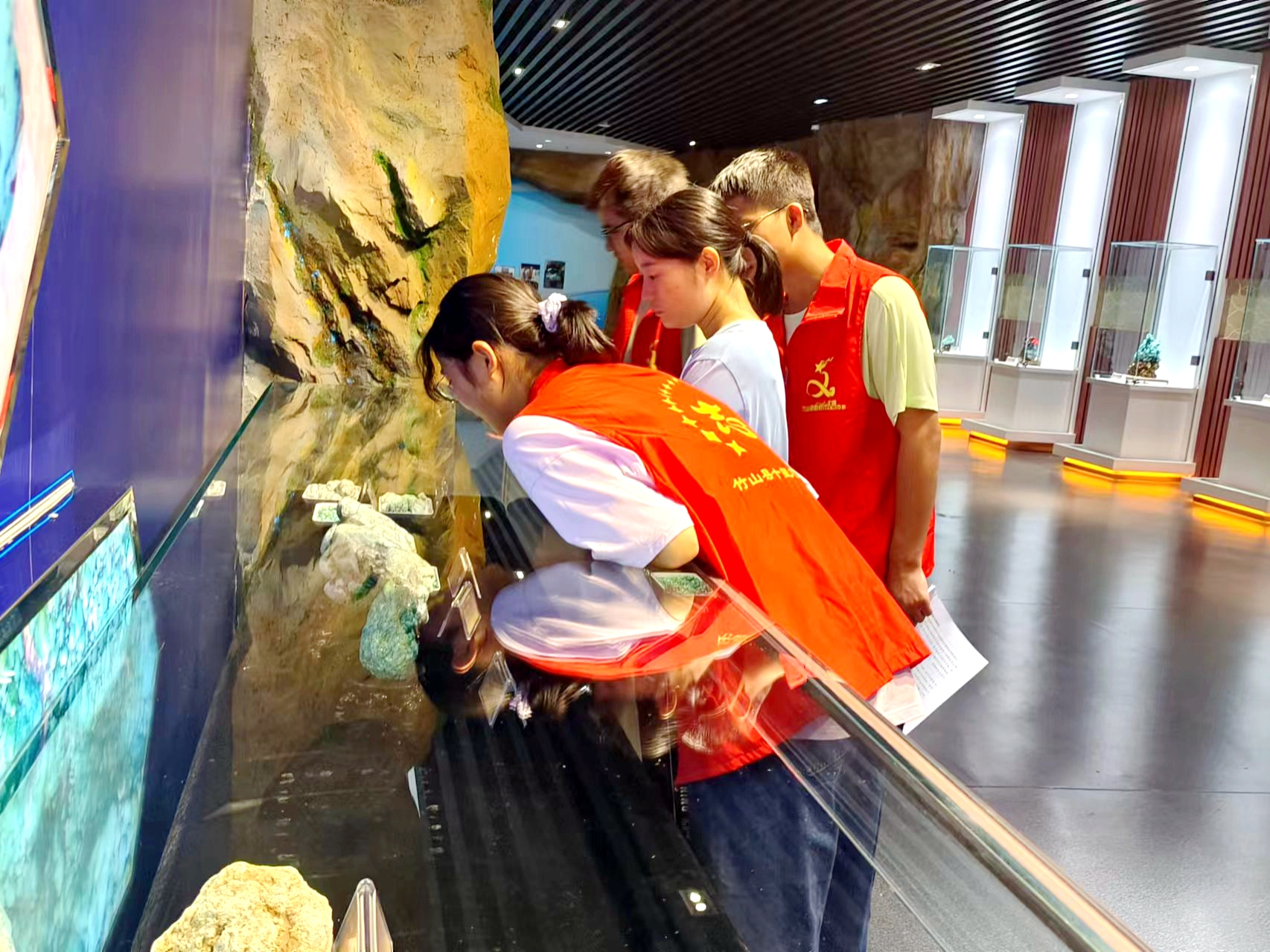 县绿松石产业中心组织实习大学生参观博物馆