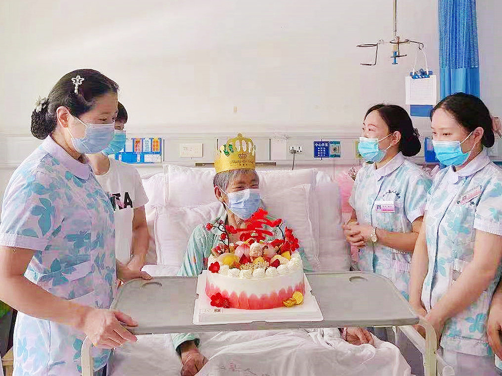 县人民医院：病房里的生日  不一样的温暖