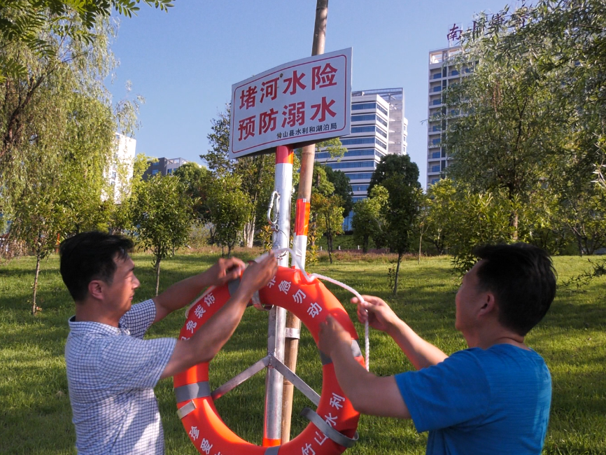 企业捐赠救生圈 共同助力防溺水