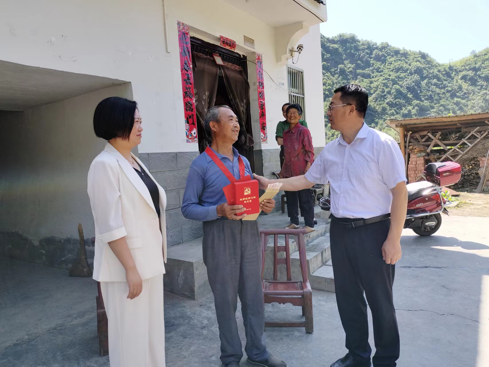 龔世華到得勝鎮(zhèn)看望慰問困難黨員和老黨員