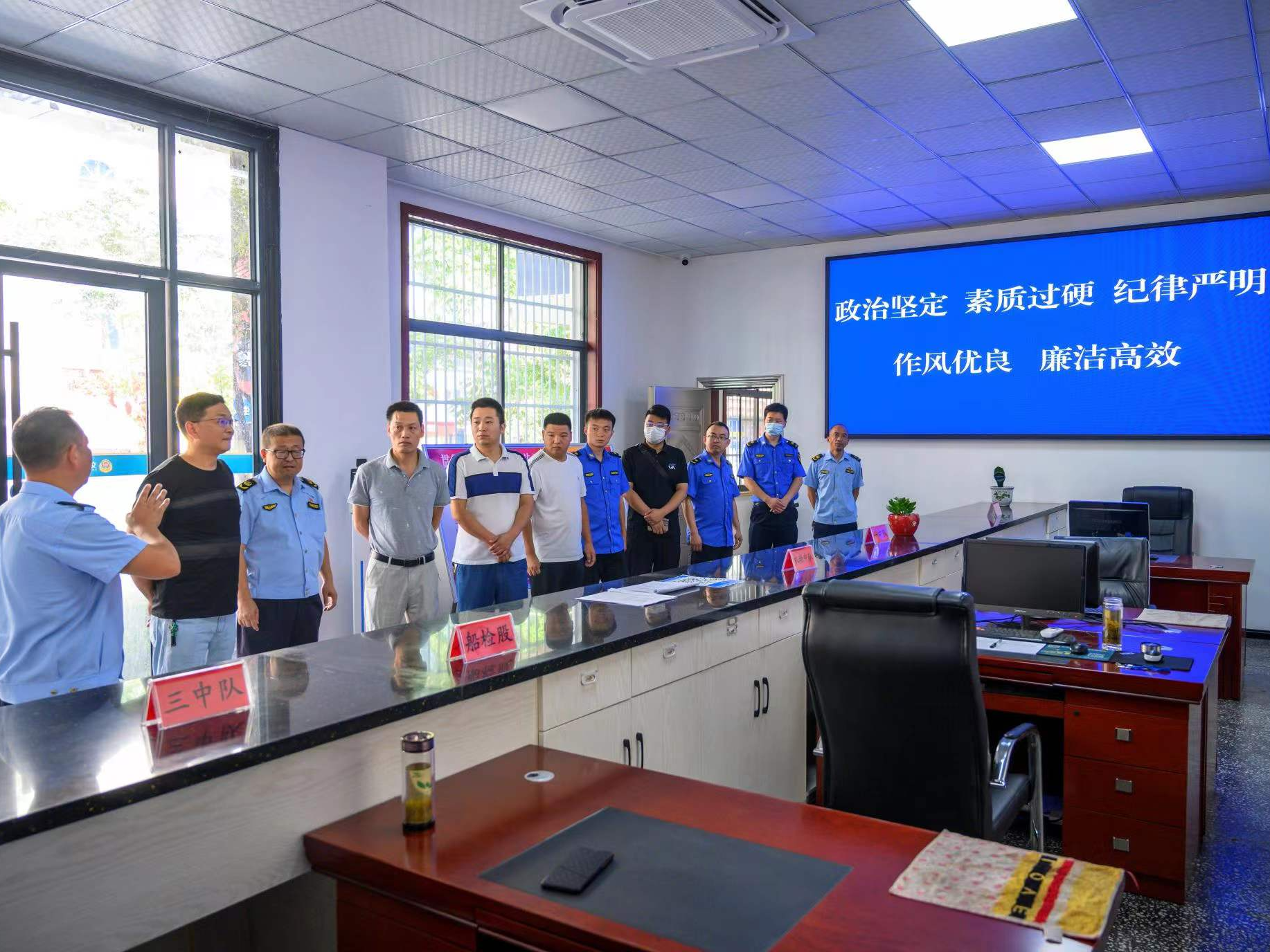 县城管执法大队来交通执法大队学习交流行政执法工作