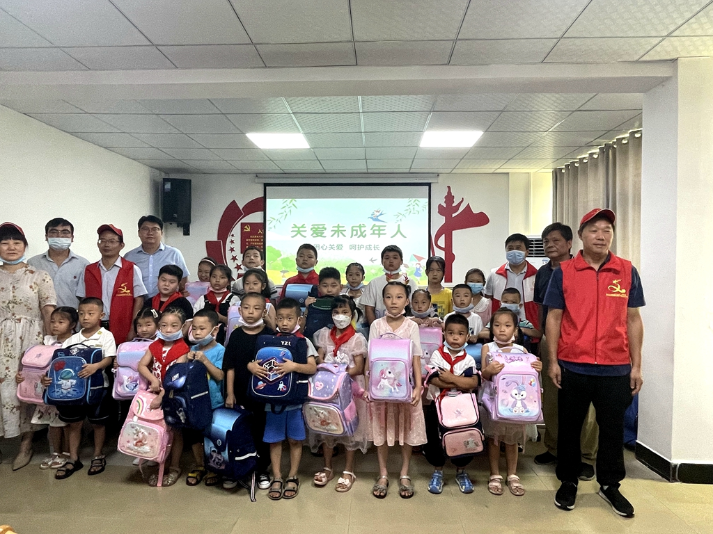 我县五部门联合开展关爱未成年人活动