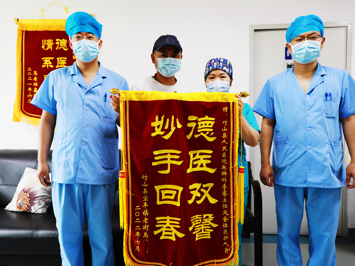 縣人民醫院：古稀老人病痊愈，兩面錦旗表謝意