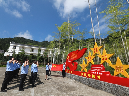 县市场监管局把“廉政课堂”搬进“清廉村居”