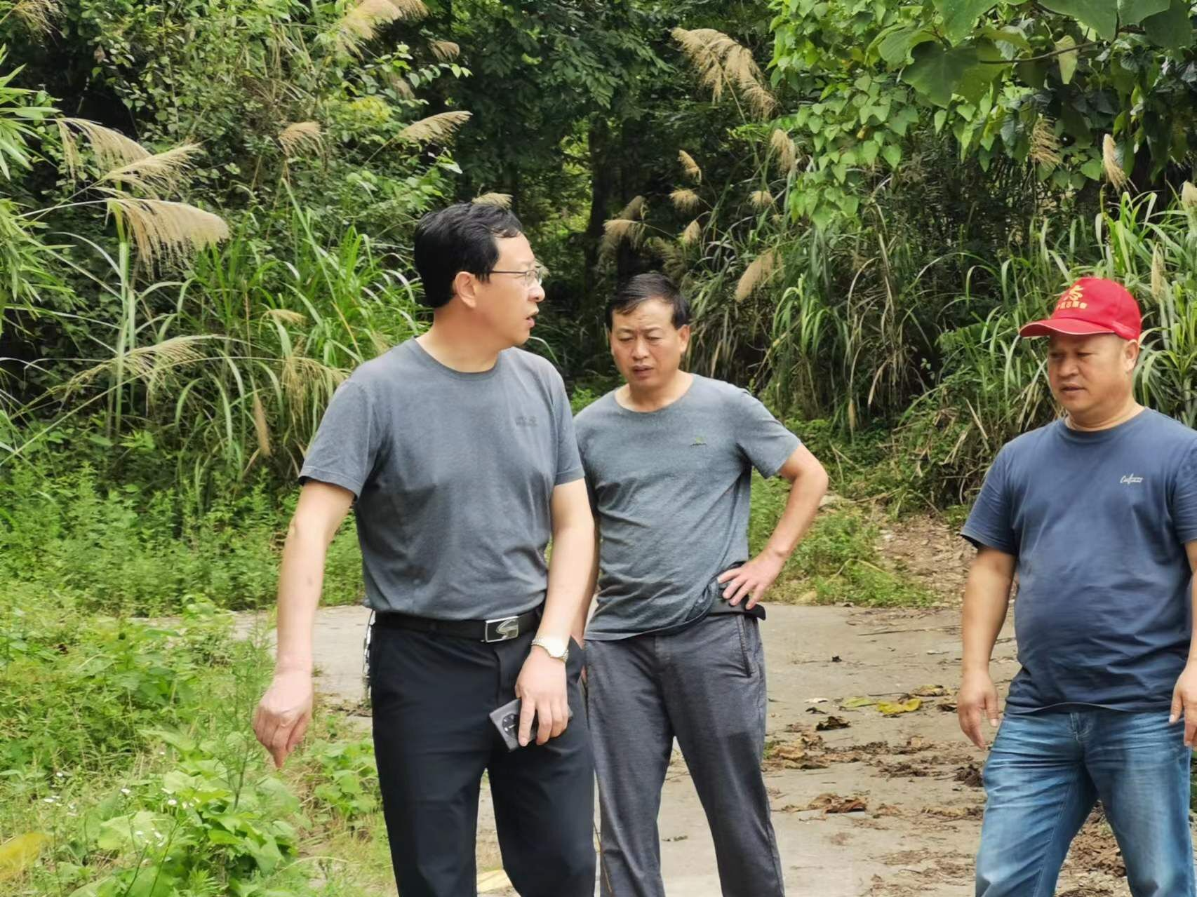 县水利和湖泊局下基层解民忧