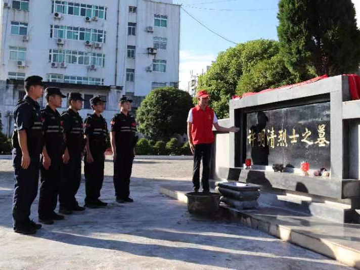 竹山开展丰富多彩庆“八一”活动