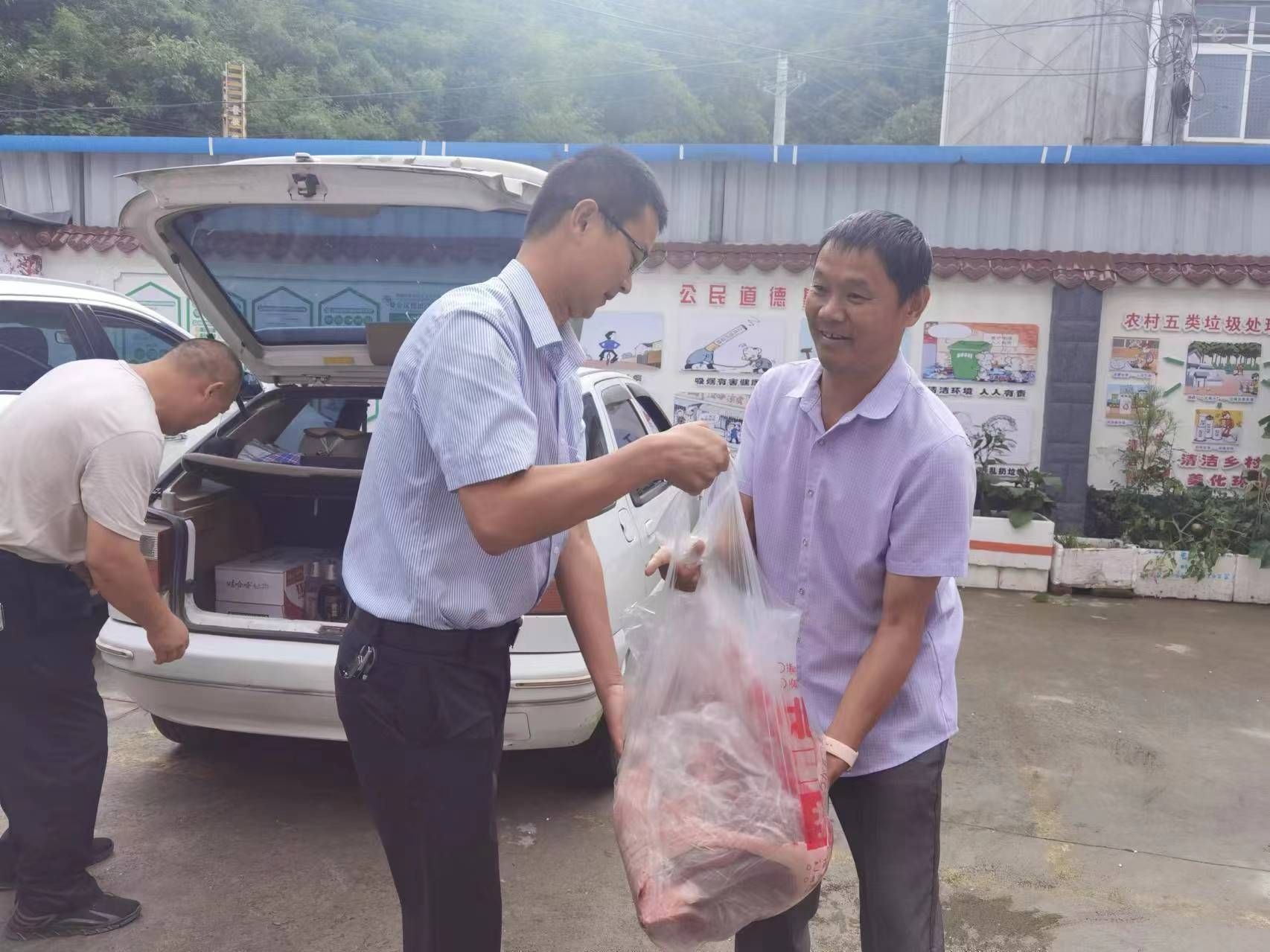 深河乡：夏日送清凉，慰问暖人心
