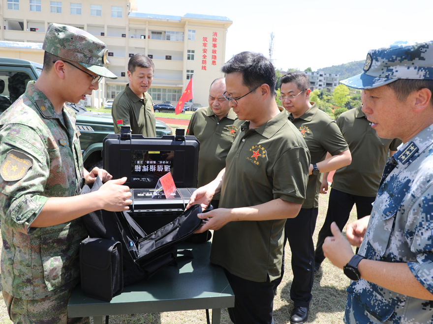 县领导开展“八一”走访慰问活动