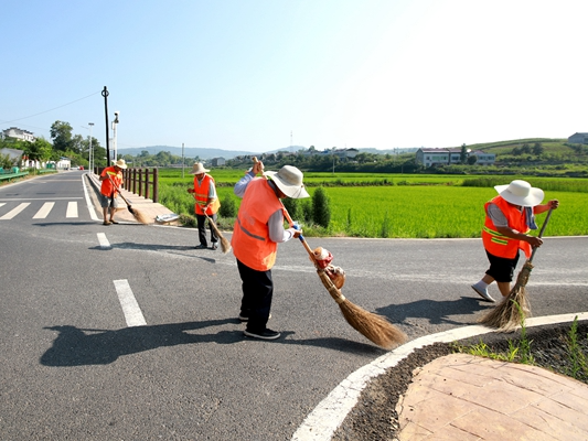 宝丰镇“四好农村路”建设实现“出门水泥路抬脚上公交”目标