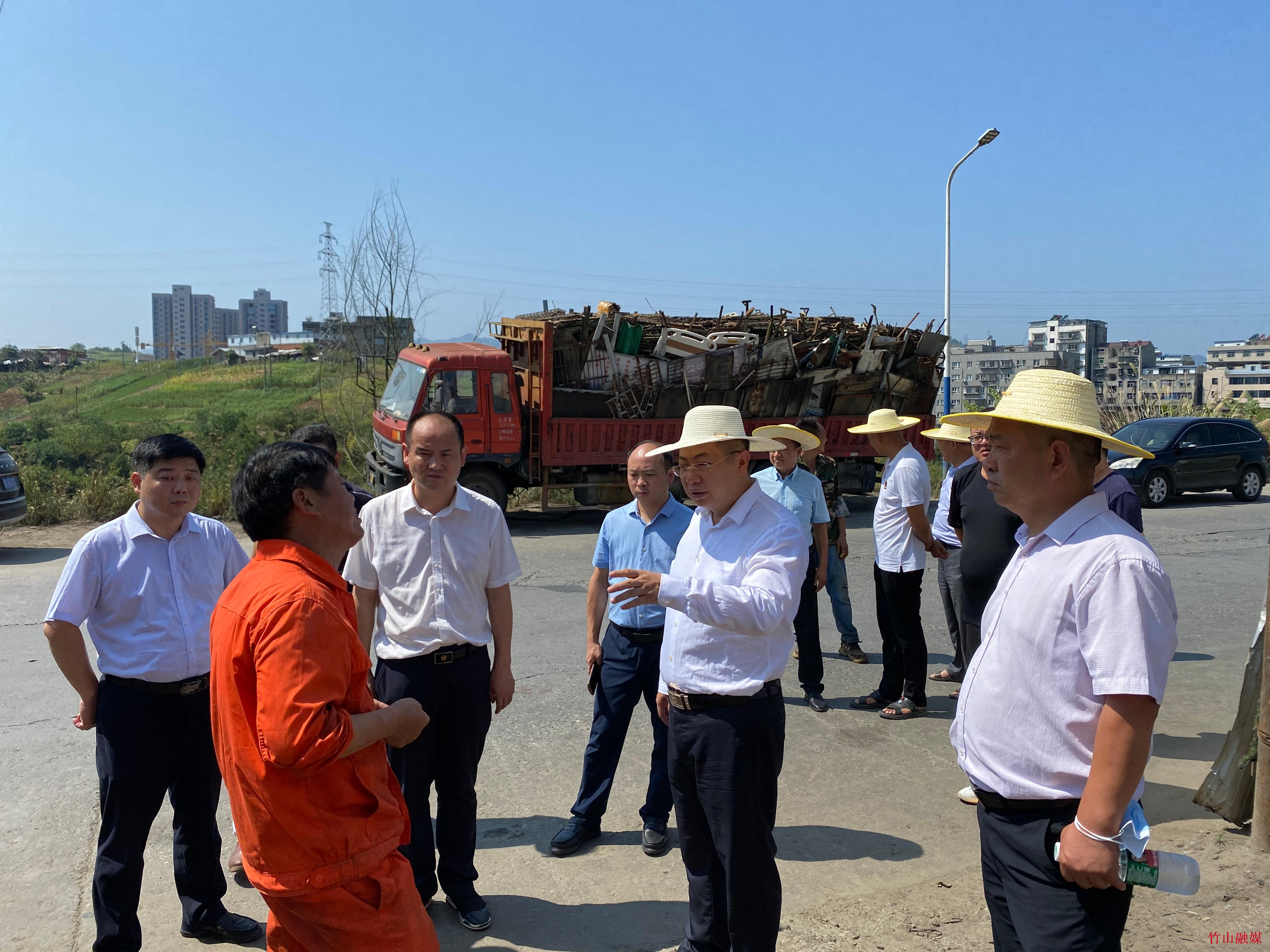 县领导督办废旧物资回收点集中整治工作