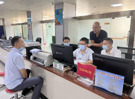 “帮办代办”优服务   企业办证“零跑腿”