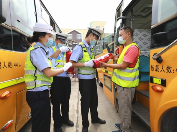 宝丰镇：校车“体检”迎开学