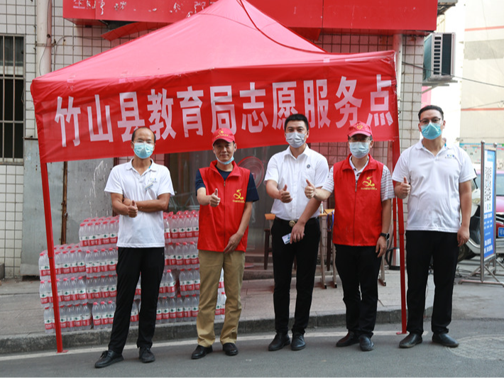 竹山爱尔眼科医院防疫一线送清凉