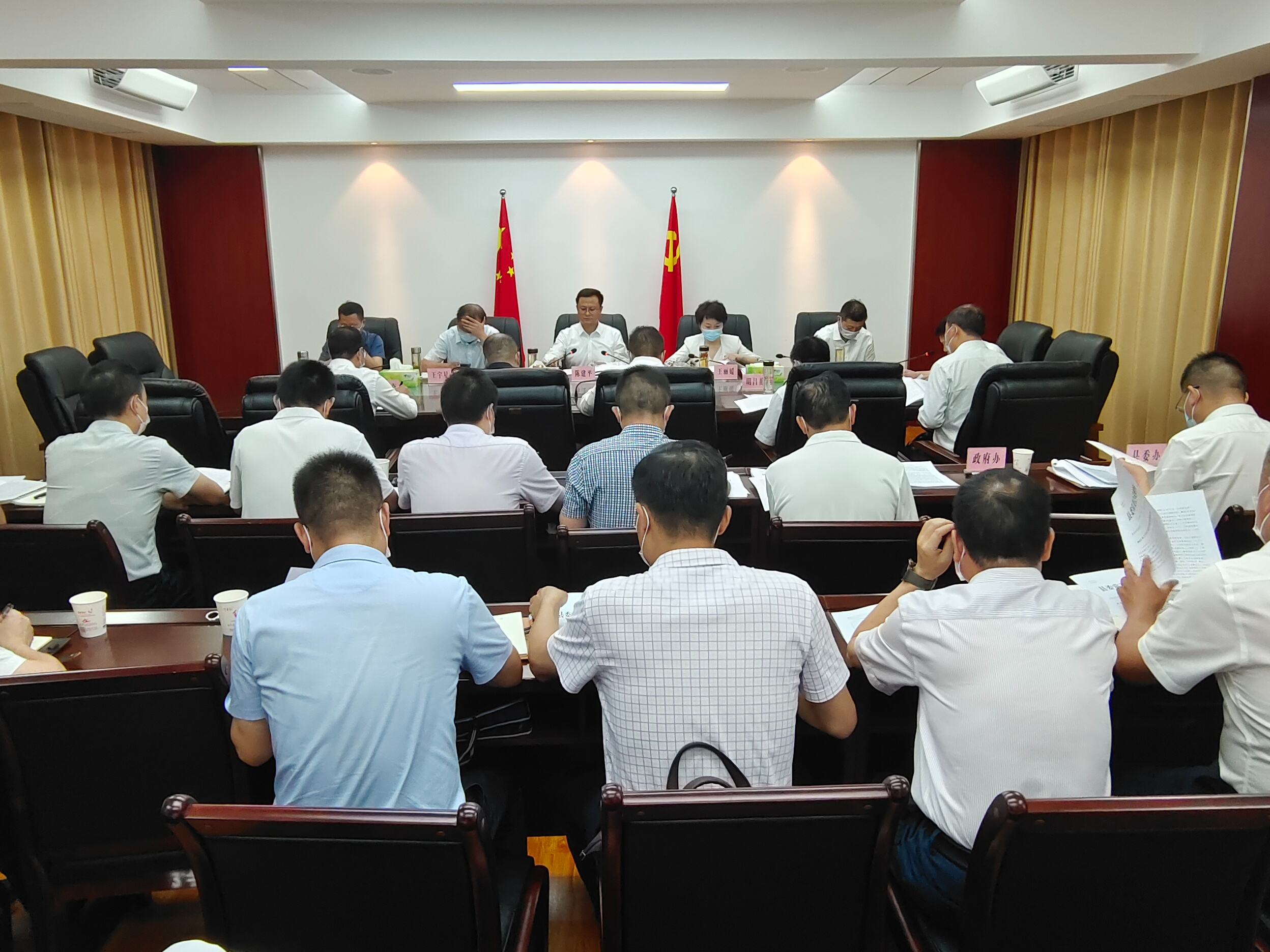 县委常委会研究部署当前重点工作