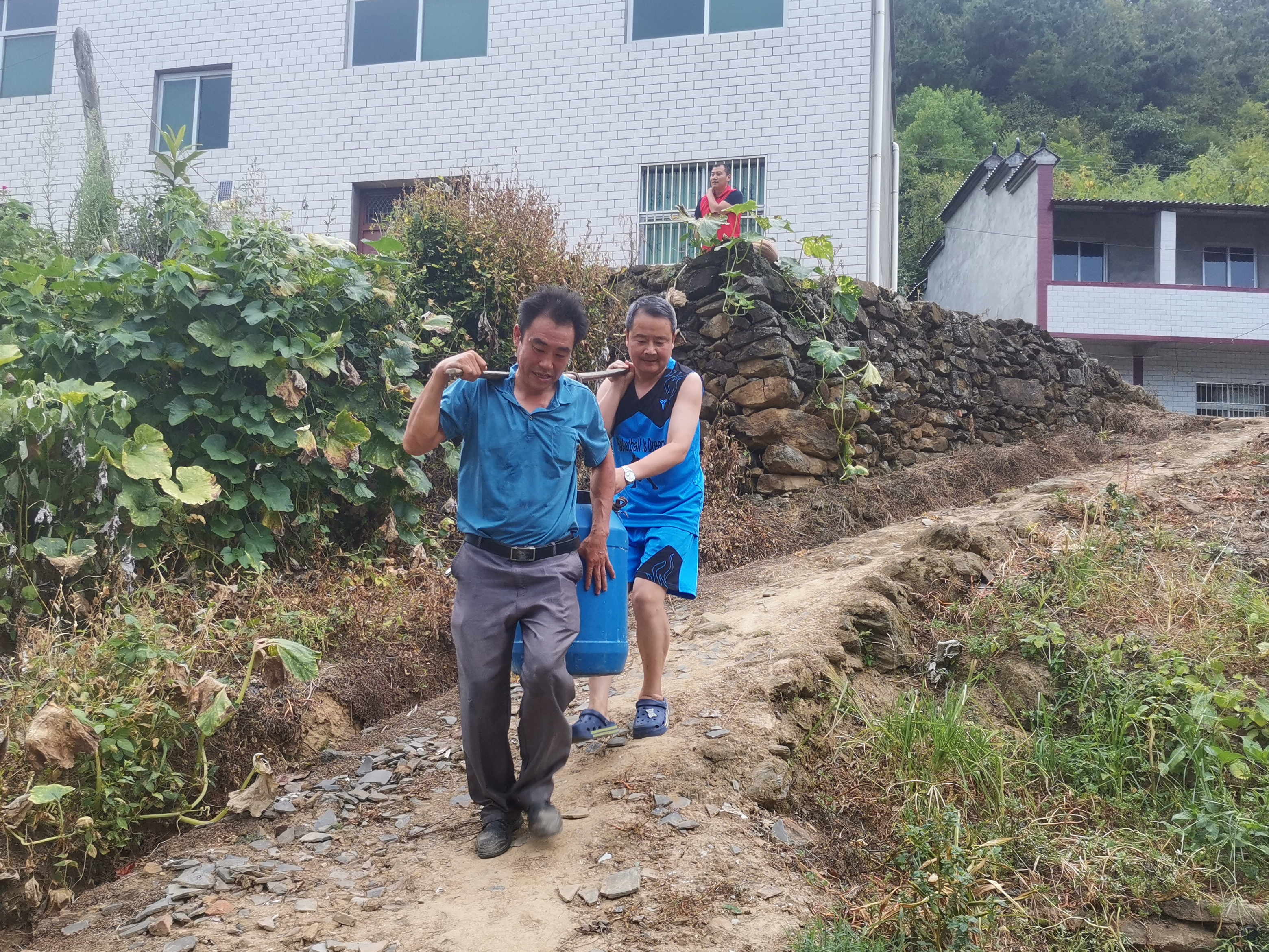潘口乡：抗旱送水解民忧  守好民生“水位线”