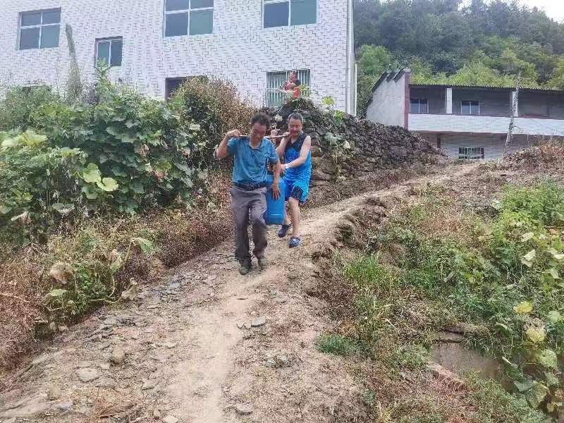 田间地头“志愿红” 抗旱送水润民心