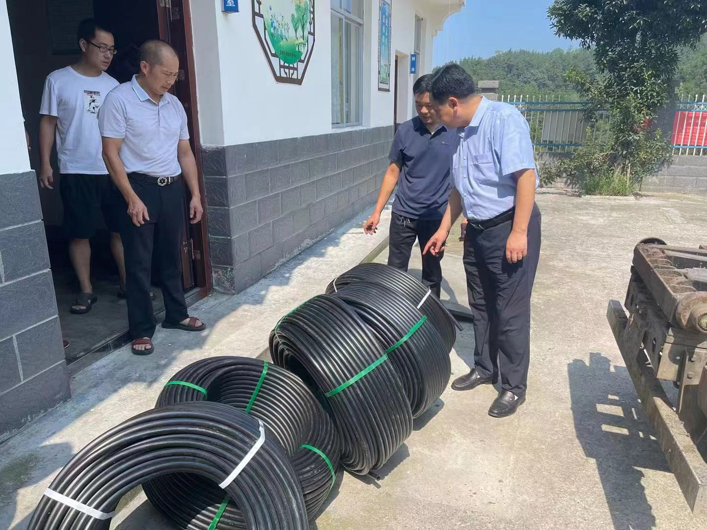 县委统战部：千米水管解民忧 心系百姓显真情