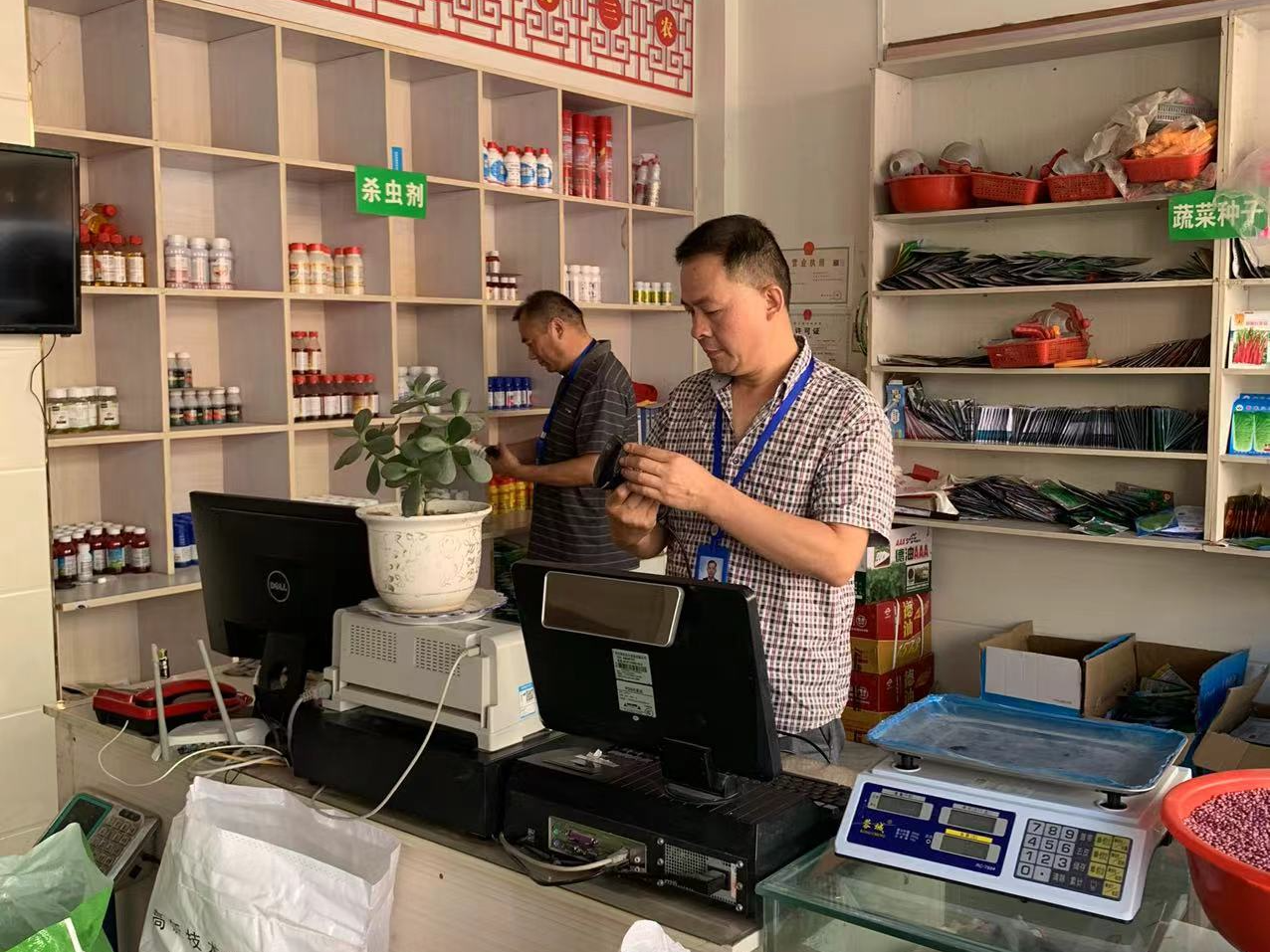 县农业综合执法大队开展农药专项整治