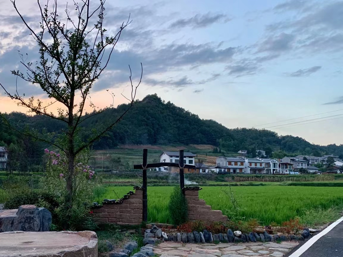 擂鼓镇西河村：“共同缔造”花满园