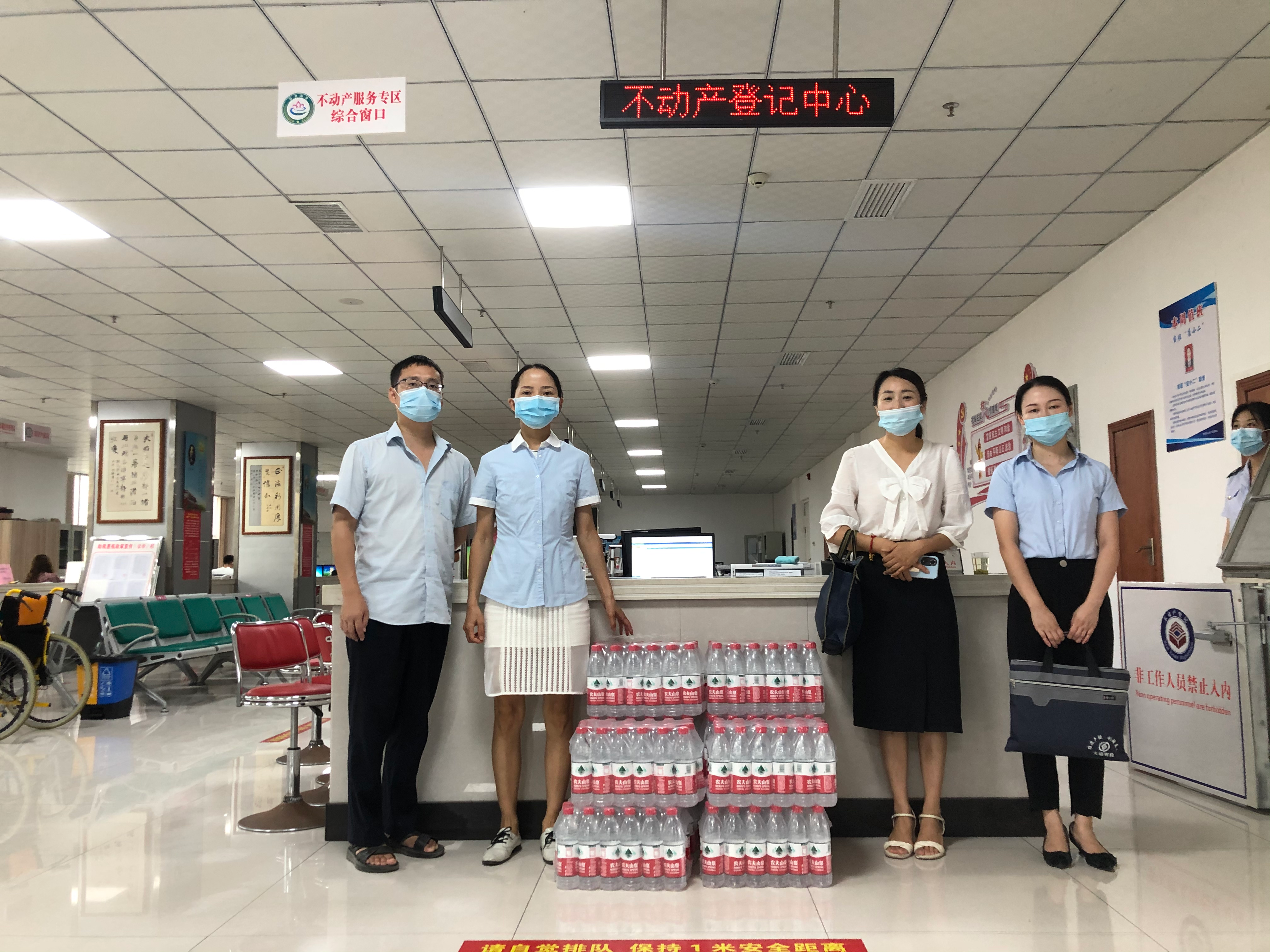 县邮储银行为不动产登记中心“送清凉”
