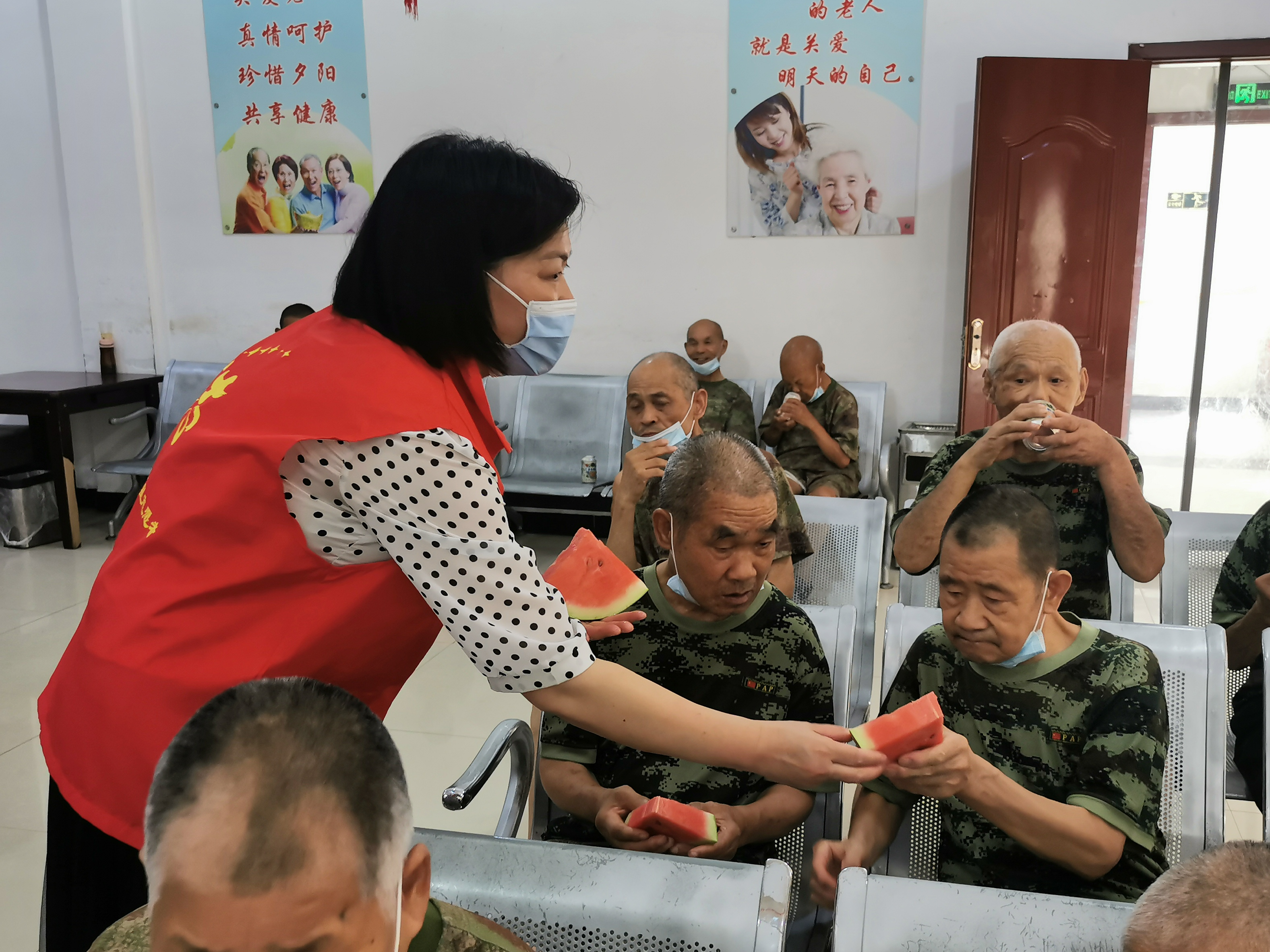县民政局：情系福利院 炎日送清凉