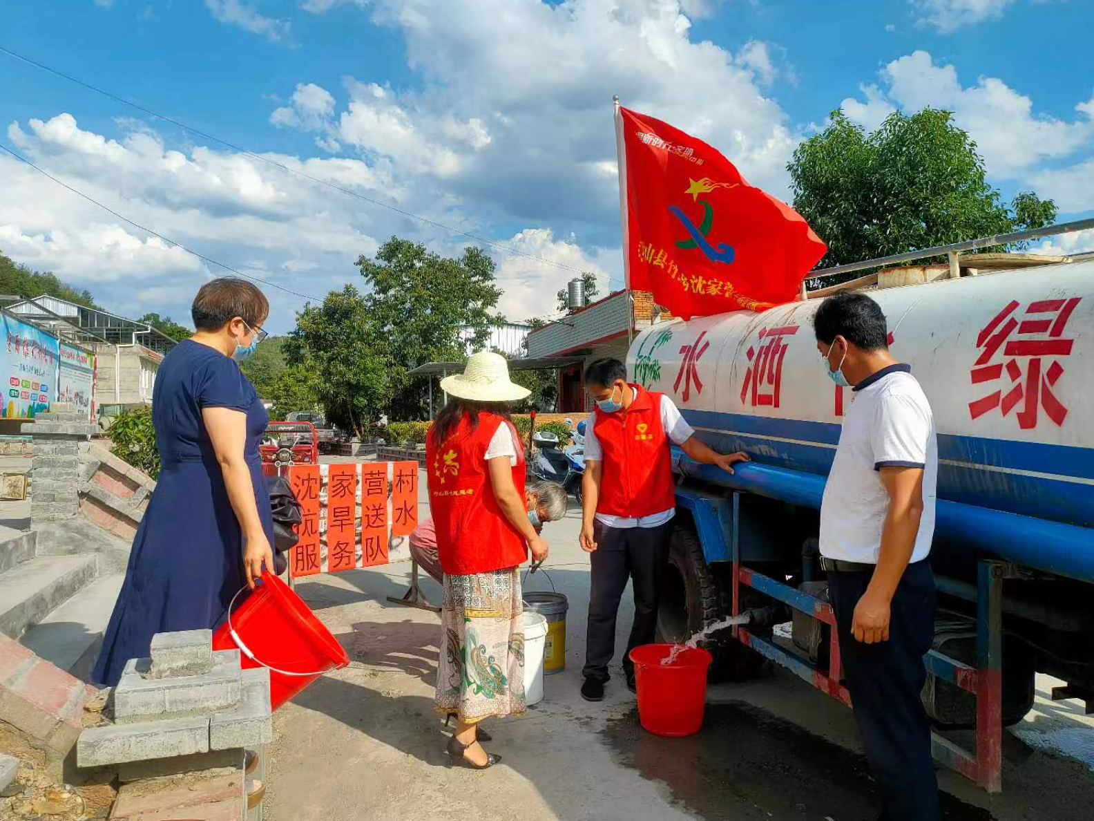 竹坪乡干群携手抗旱保民生