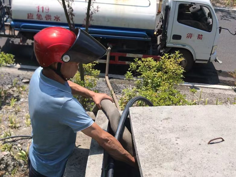 宝丰镇干群同心抗旱保供水