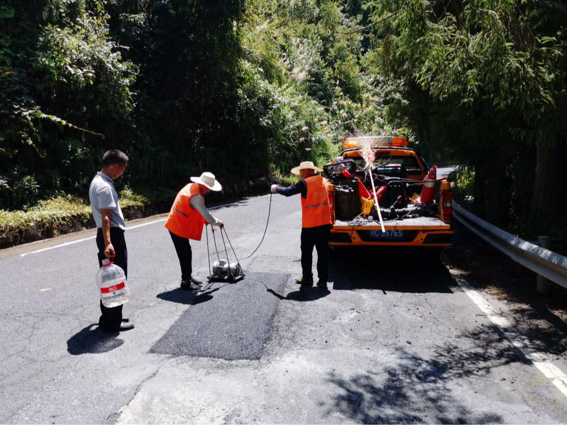 亨运竹山公路养护公司：开展夏季路域环境专项整理