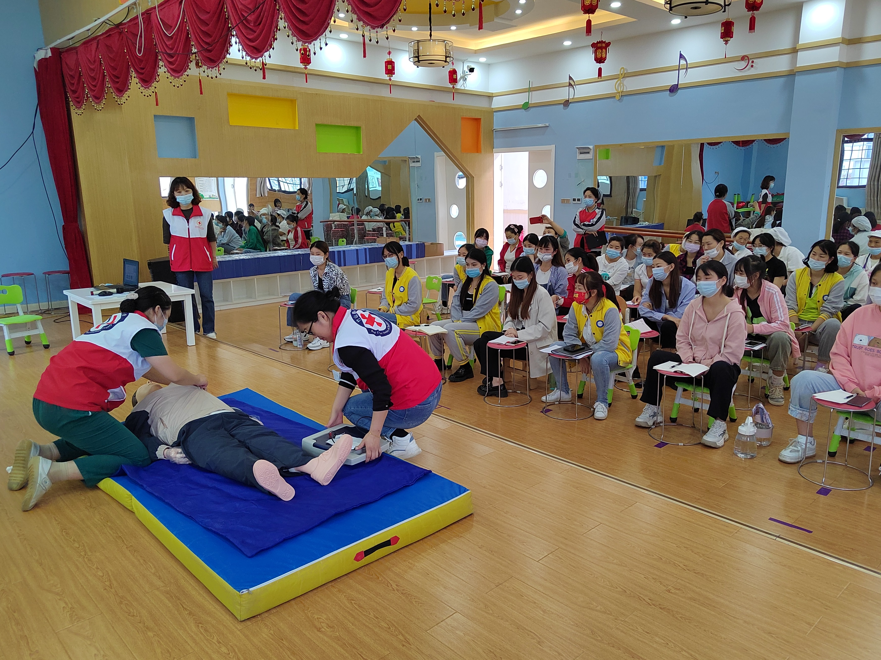 人之初幼儿园开展“急救知识培训”