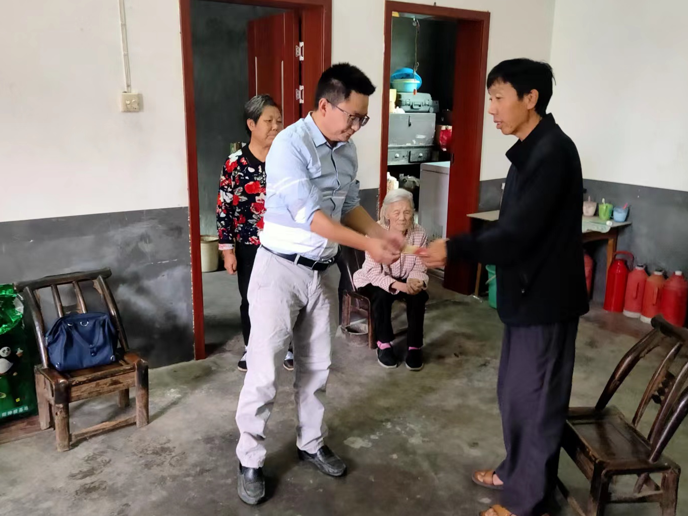 秦古工会：“金秋助学”助学子圆学梦
