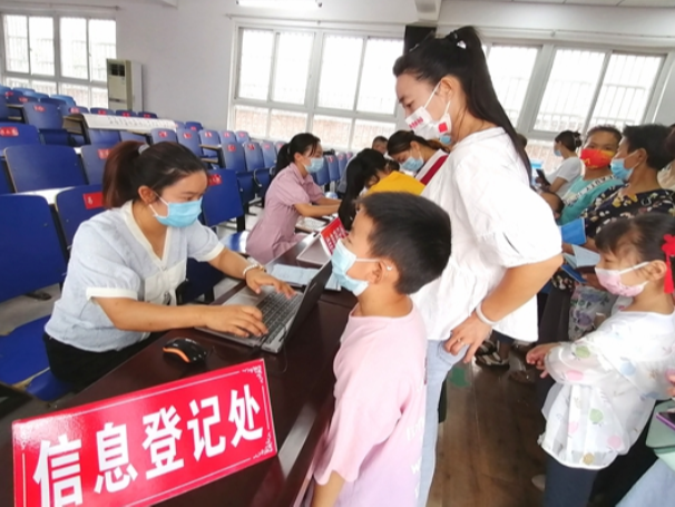 施洋小学一年级新生入学报名井然有序