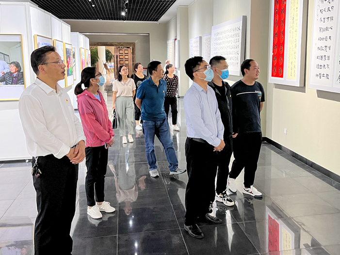 竹山县融媒体中心：参观廉政画展  接受廉政洗礼